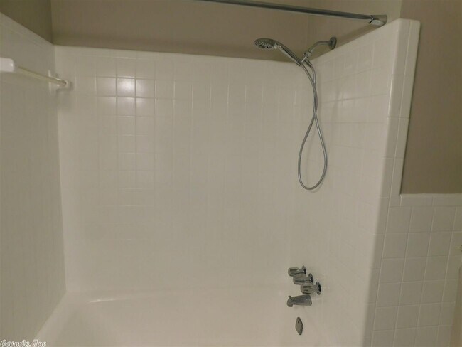 Building Photo - 515 Brookside Dr