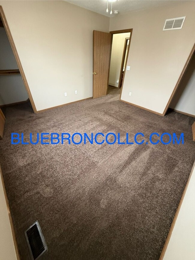 Building Photo - Lovely 2 bedroom townhome in Peculiar