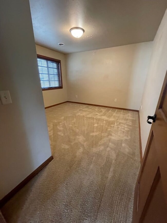 Building Photo - 2 Bedroom, 2 Bathroom Upper Available