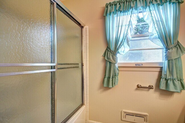 Building Photo - Available NOW - 4 beds/ 2 baths - $2,000/mo