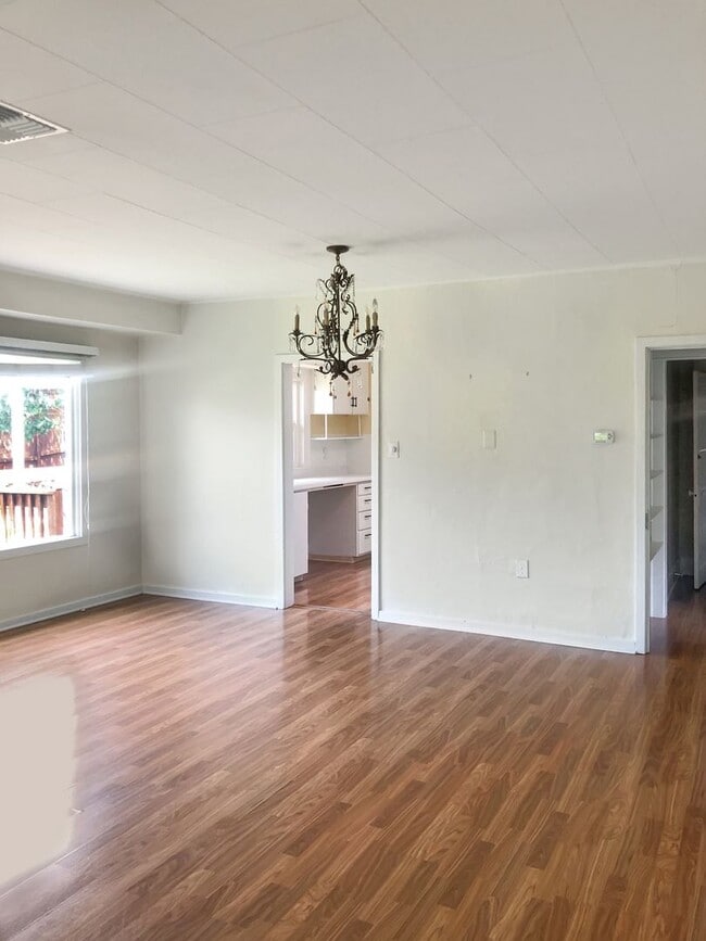 Building Photo - Adorable home, wonderful space and great l...