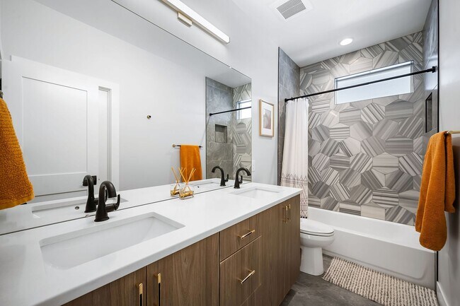Building Photo - Modern 4BD, 4BA Home With 2-Car Garage, On...