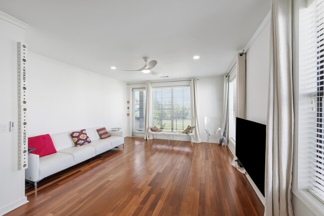 Building Photo - 380 Island Dr