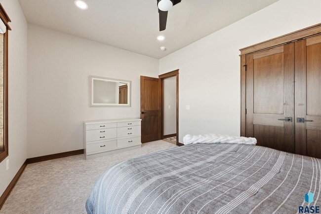 Building Photo - 2701 W Oak Hill Dr