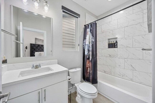 Building Photo - 705 Gregg St