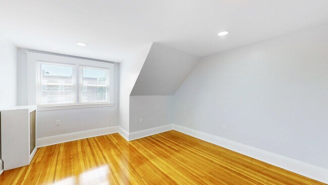Building Photo - Avl 6/1 or sooner - Renovated 2BR in downt...