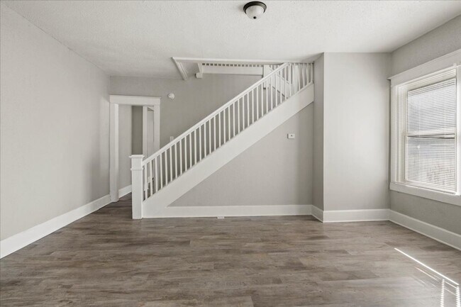 Building Photo - 617 N Parker Ave