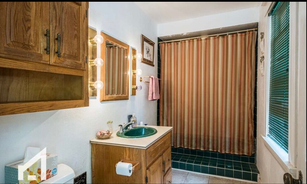 bathroom apt 3 - 1049 Spaight St