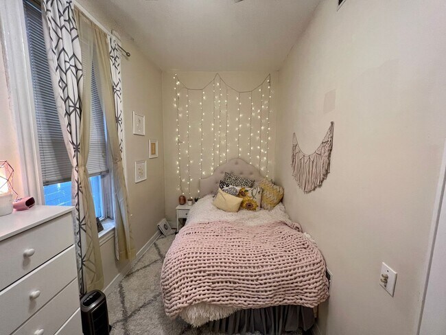 Building Photo - 2bed/1bath, PLUS OFFICE in Bucktown! Central Air! Free Laundry!