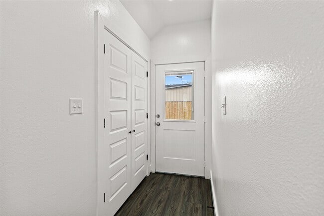 Building Photo - 2204 Hoskins Dr