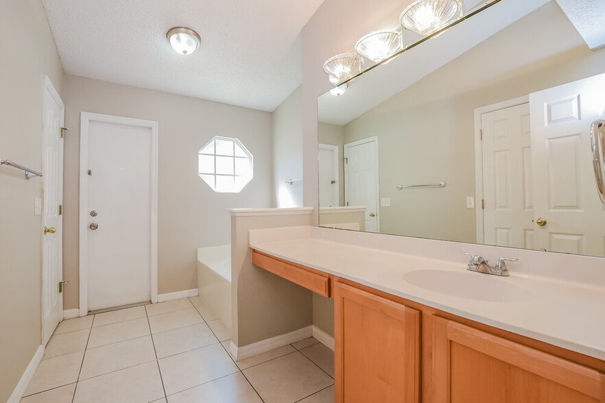 Building Photo - 1356 Honey Rd