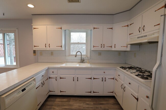 Building Photo - Charming 2-Bedroom Home with Spacious Yard & Sunroom – $1,600/Month