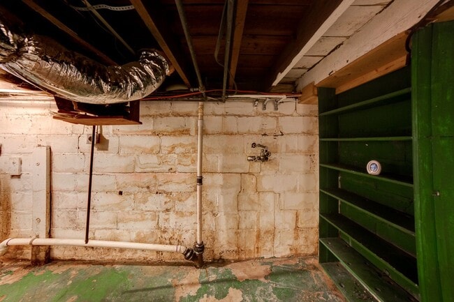 Building Photo - 2 Bed / 1.5 Bath in Midtown close to Utica...