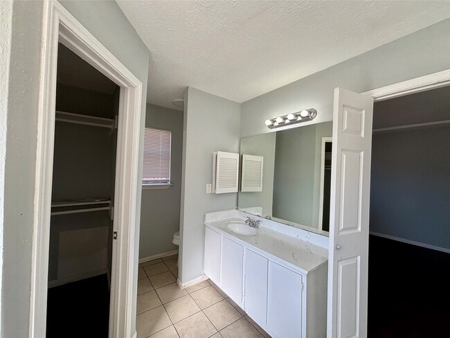 Building Photo - 15846 Blueridge Rd