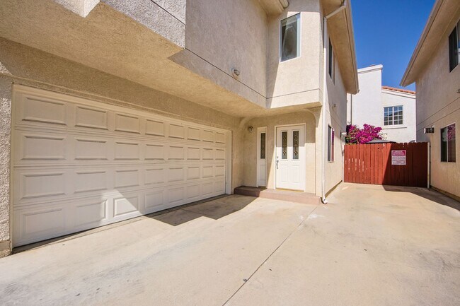 Building Photo - Fully Renovated 4 Bed/3.5Bath Home with Garage + Private Yard