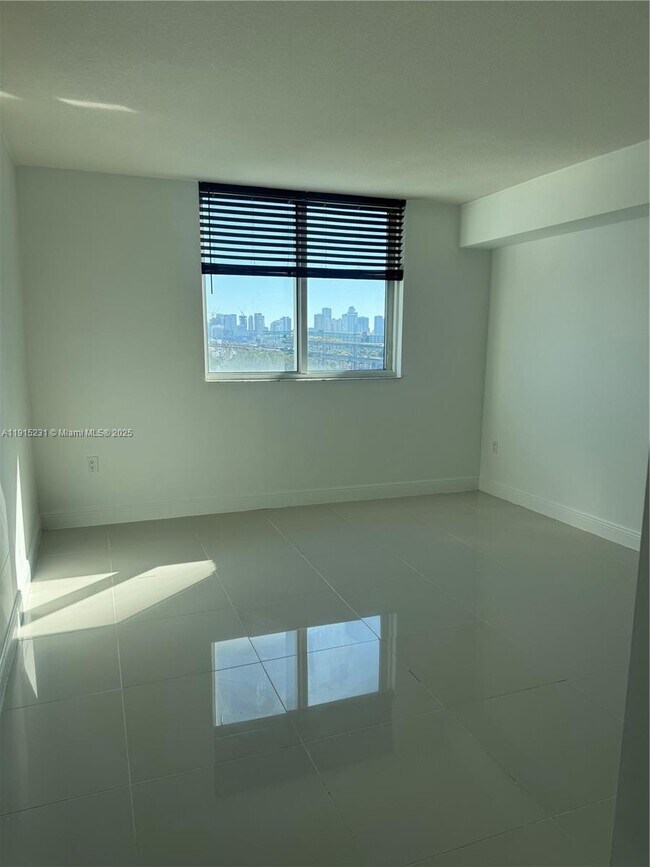 Building Photo - 1861 NW S River Dr