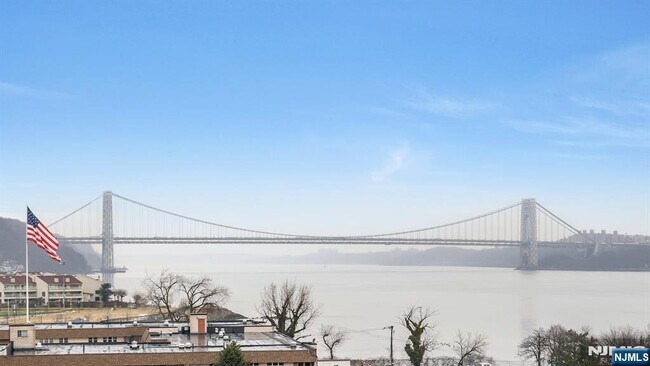 Building Photo - 1055 River 809