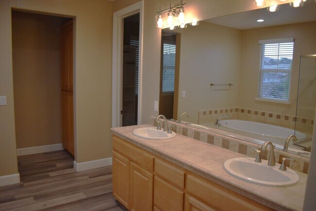 Building Photo - 463 Peacock Way