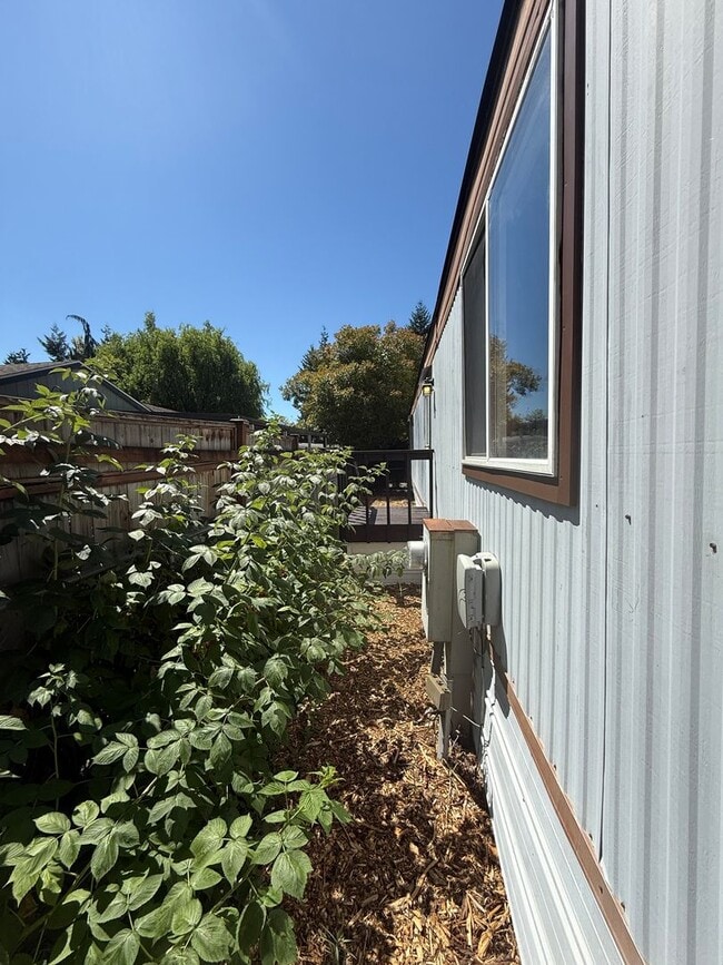 Building Photo - 2 bedroom 1 bath single wide located in Ho...