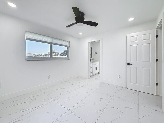 Building Photo - 1900 Sandpiper Dr