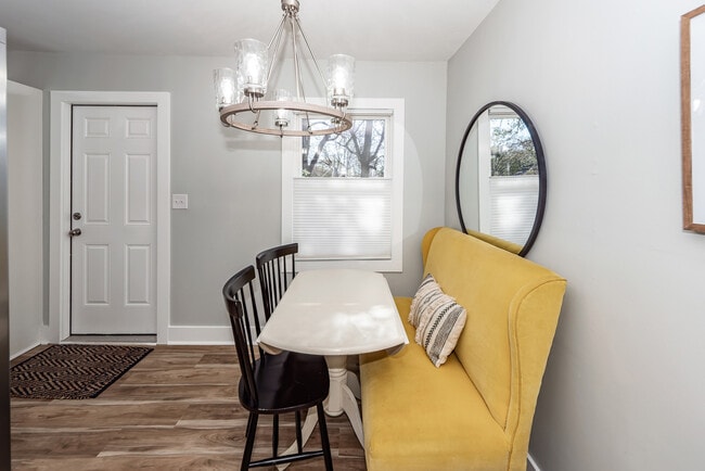 Building Photo - 1511 Larry St