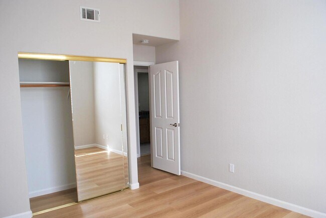 Building Photo - Updated Detached Home in Gated Fleur Du Mo...