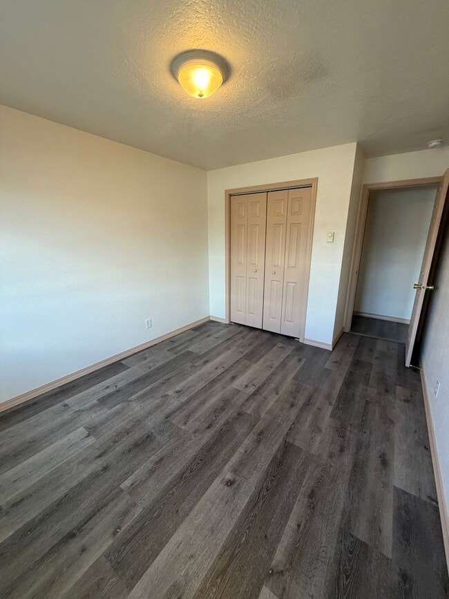 Building Photo - Southgate Triangle - 2 Bed - 1 Bath *Exterior Improvements Underway*