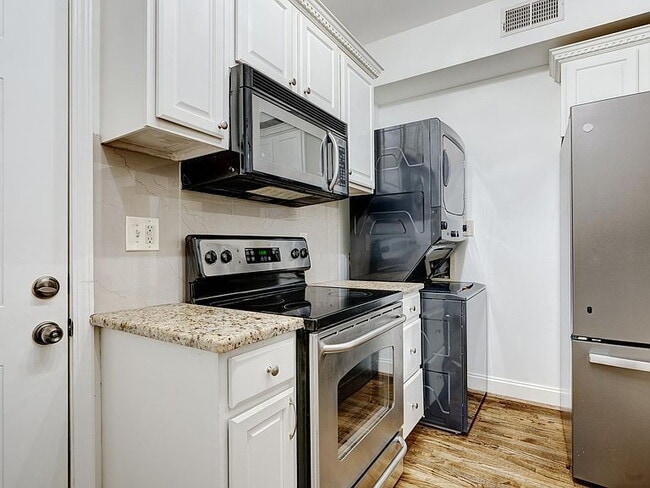 Building Photo - "Charming 2-Bedroom Retreat in Birmingham – Cozy 932 Sq Ft Haven!"