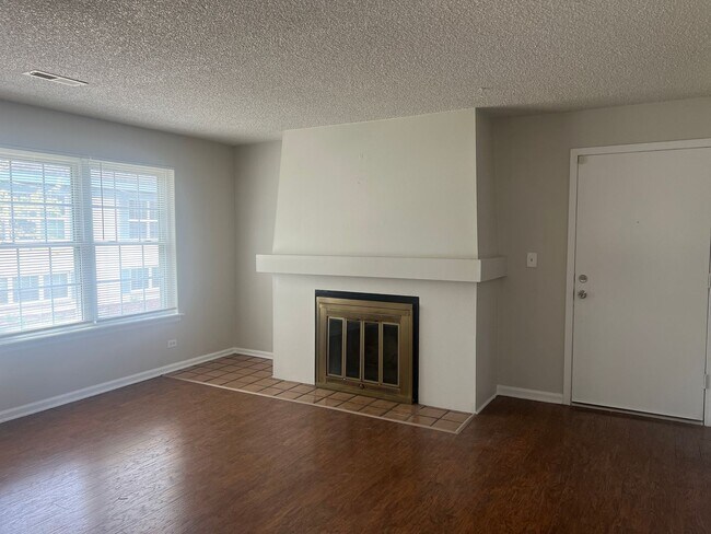Building Photo - 3 Bedroom available Near Cherry Creek State Park!