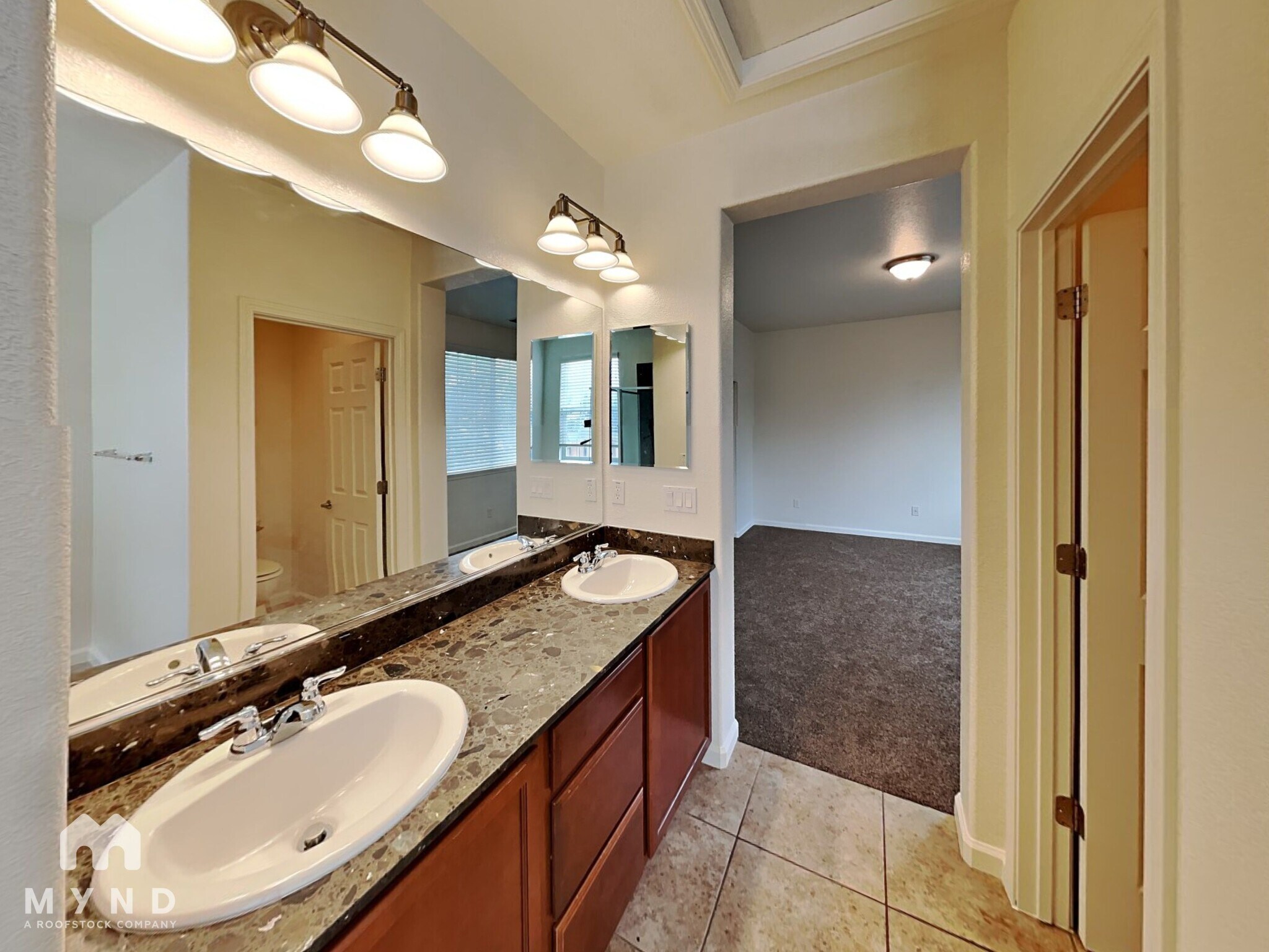 Building Photo - 1088 Crown View Dr