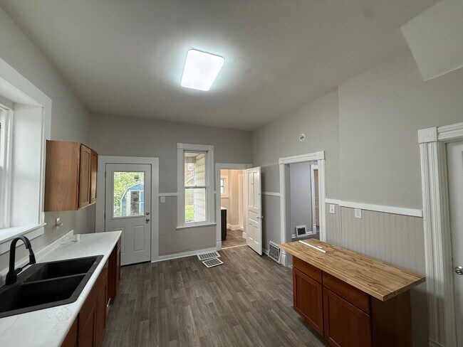 Building Photo - 938 W Edwards St