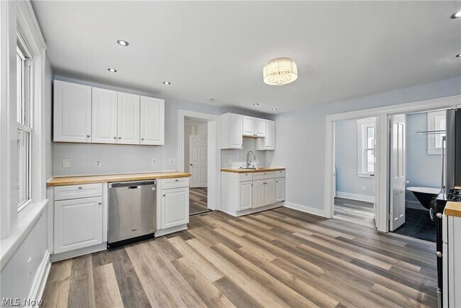 Building Photo - 2471 Tremont Ave