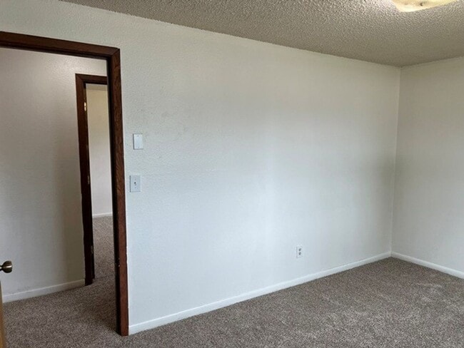 Building Photo - 385 Dianne Ct