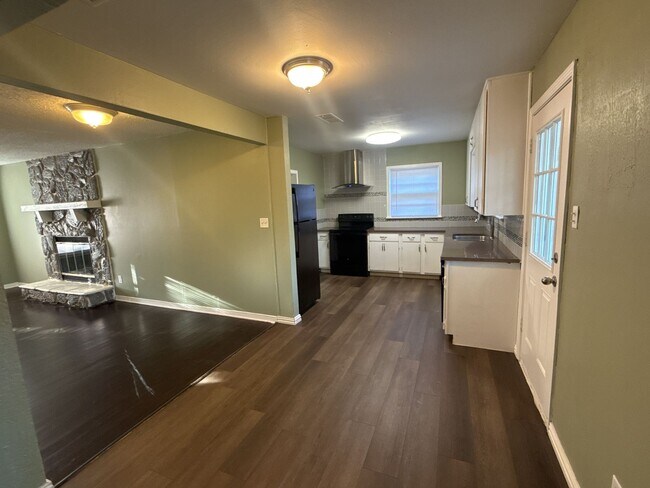 Building Photo - 2 bedroom 2 bathroom house 76116