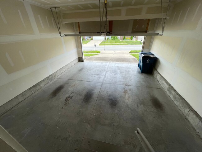 Building Photo - Large Home East Jefferson For Rent