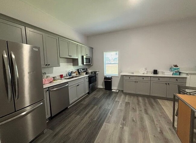 Building Photo - Large 4 Bedroom 4 bath house