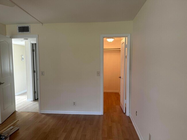 Building Photo - 548 Normandy Ln