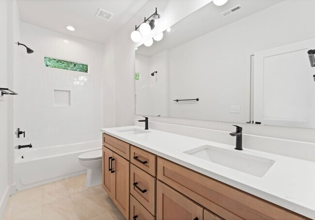 Building Photo - 2417 Pruitt St