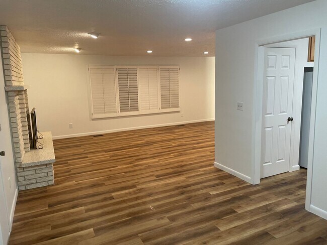 Building Photo - Spacious 5-Bedroom Home Near Little Cotton...