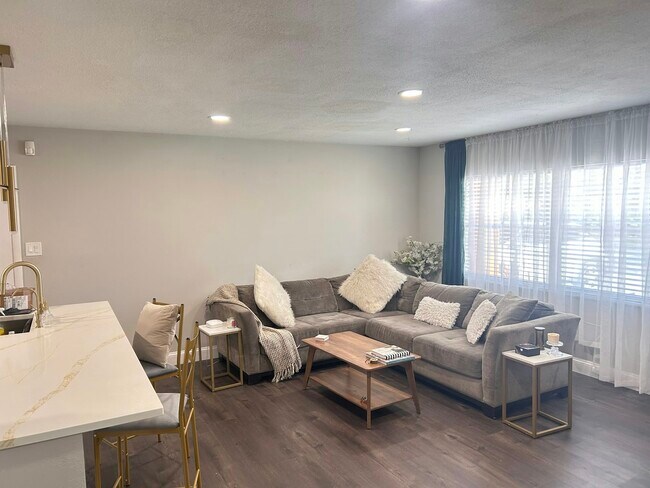 Building Photo - 1204 E Lambright St