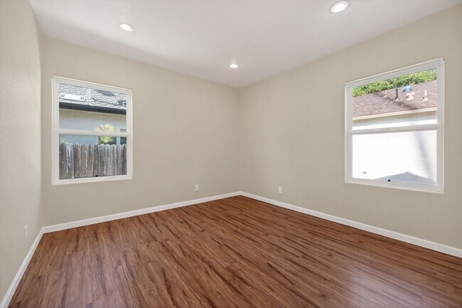 Building Photo - 2007 Poli St