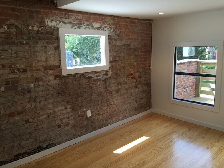 Building Photo - 406 E 9th St