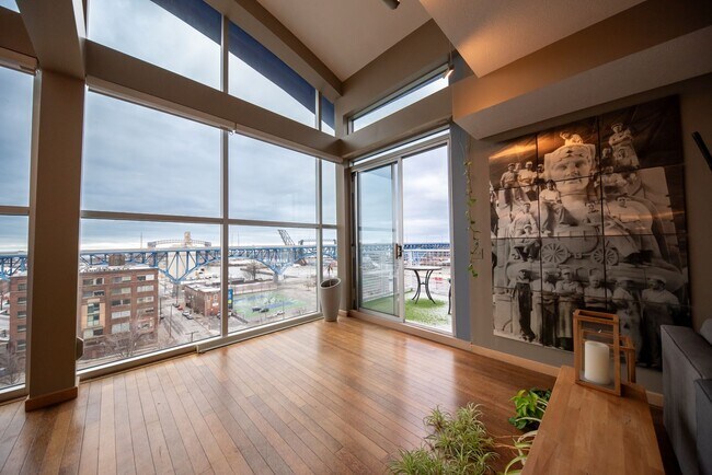 Building Photo - Luxurious multi-level penthouse condo - Flats Westbank