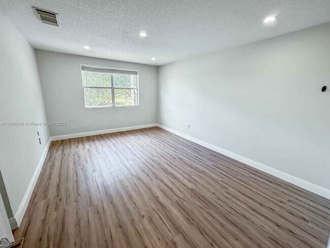 Building Photo - 1015 NW 125th Terrace