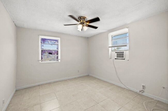 Building Photo - 1125 W 28th St