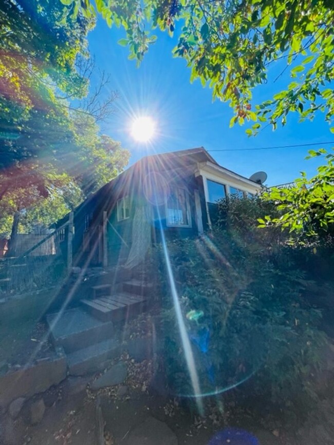 Building Photo - Westside Rustic Bungalow close to Drake Pa...