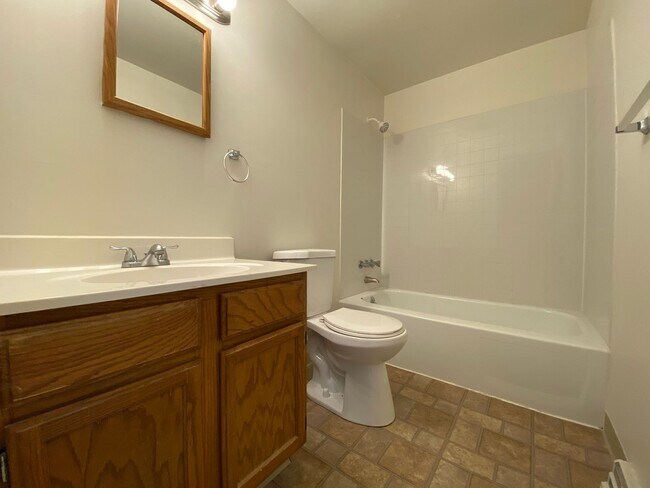 Building Photo - Exceptional 1 Bedroom Apartment in Perfect Zeilenople Location! Call Today to Schedule a Tour!