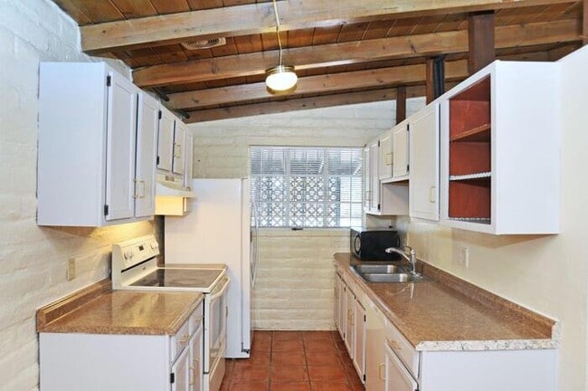 Building Photo - 4 bedroom/2 bath home on large lot near Alvernon/Grant!