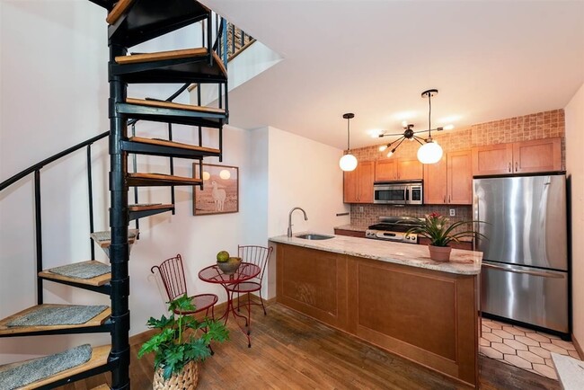 Building Photo - 208 Willow Ave