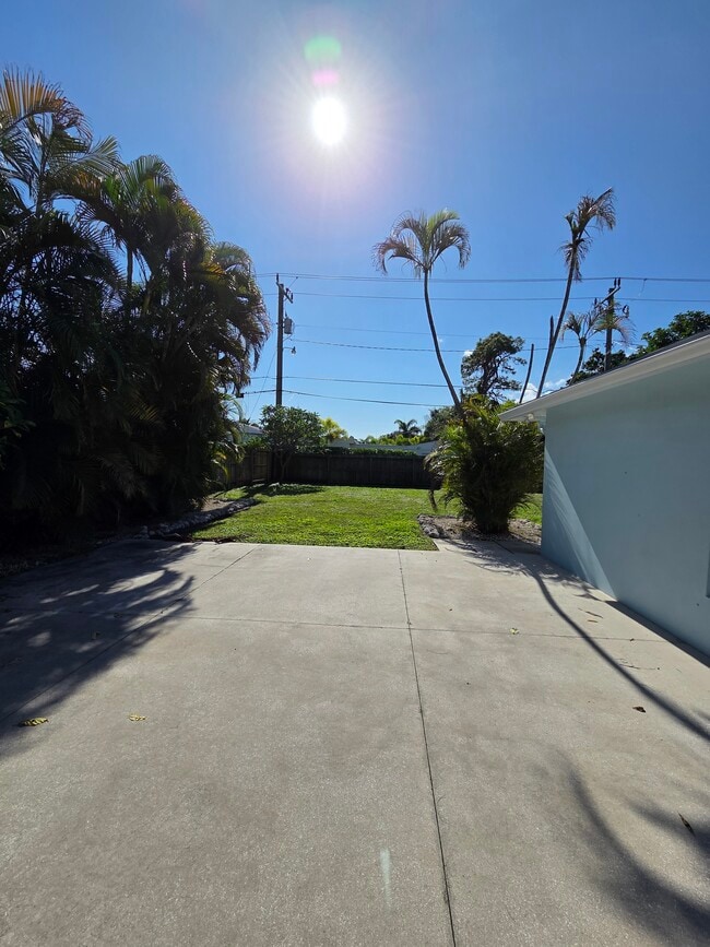 Building Photo - 1008 Macy St